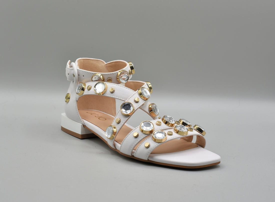 Scarpa donna bianca con dettagli in cristallo, ideale per la cura scarpe donna checklist.