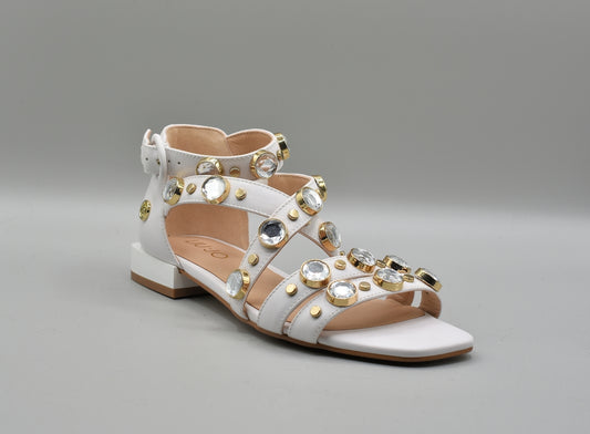 Scarpa donna bianca con dettagli in cristallo, ideale per la cura scarpe donna checklist.