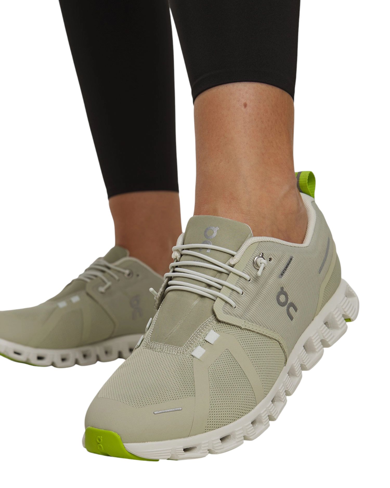 Scarpe Cloud 5 Waterproof Donna Chalk/Ice indossate, con tomaia in mesh traspirante e dettagli verdi.