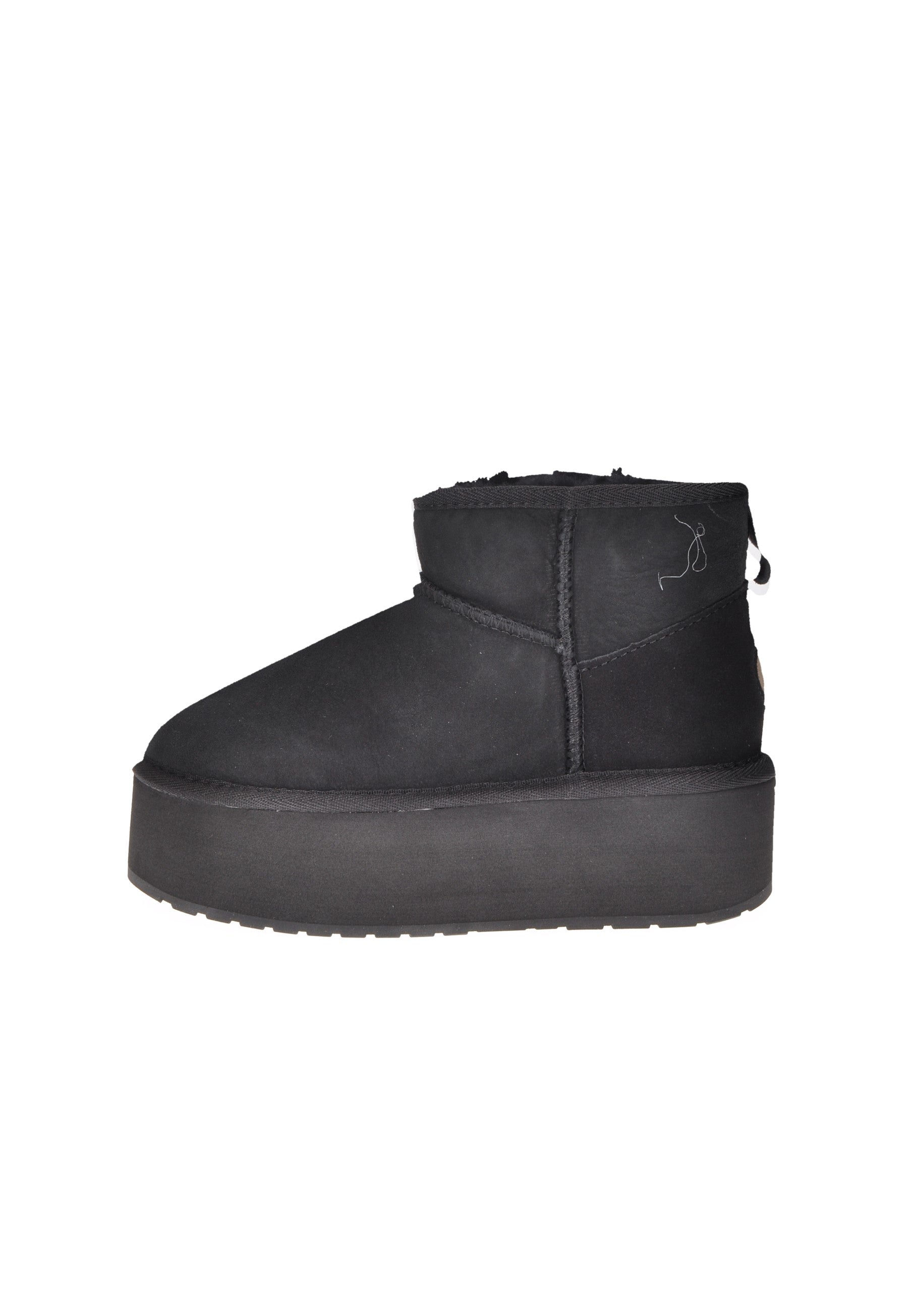 W13082 Boot EMU AUSTRALIA in black, featuring a micro flatform and soft inner lining for comfort.