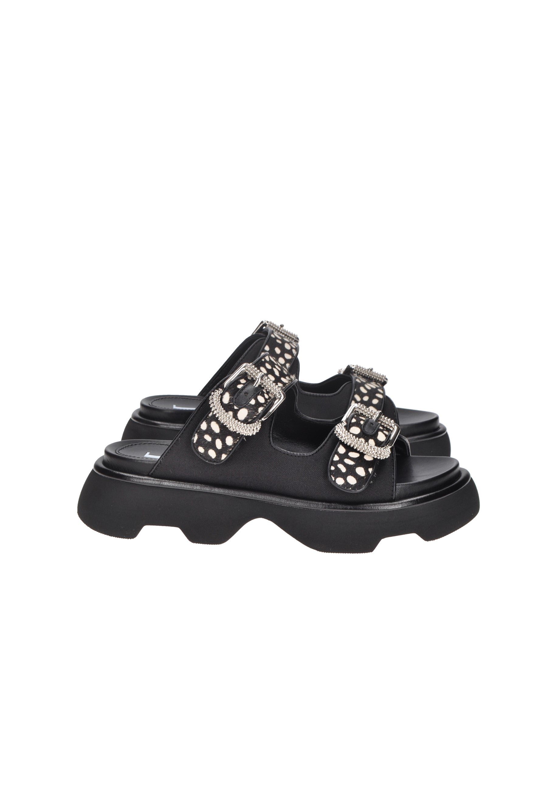 Sandali Noemi JEANNOT in pelle con fibbie decorative e fondo gomma alto 5 cm per comfort e stile.