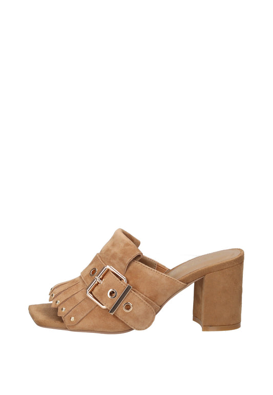 S6FREESIA01/SUE Sandalo APEPAZZA in camoscio con fibbia laterale e tacco alto, colore beige.