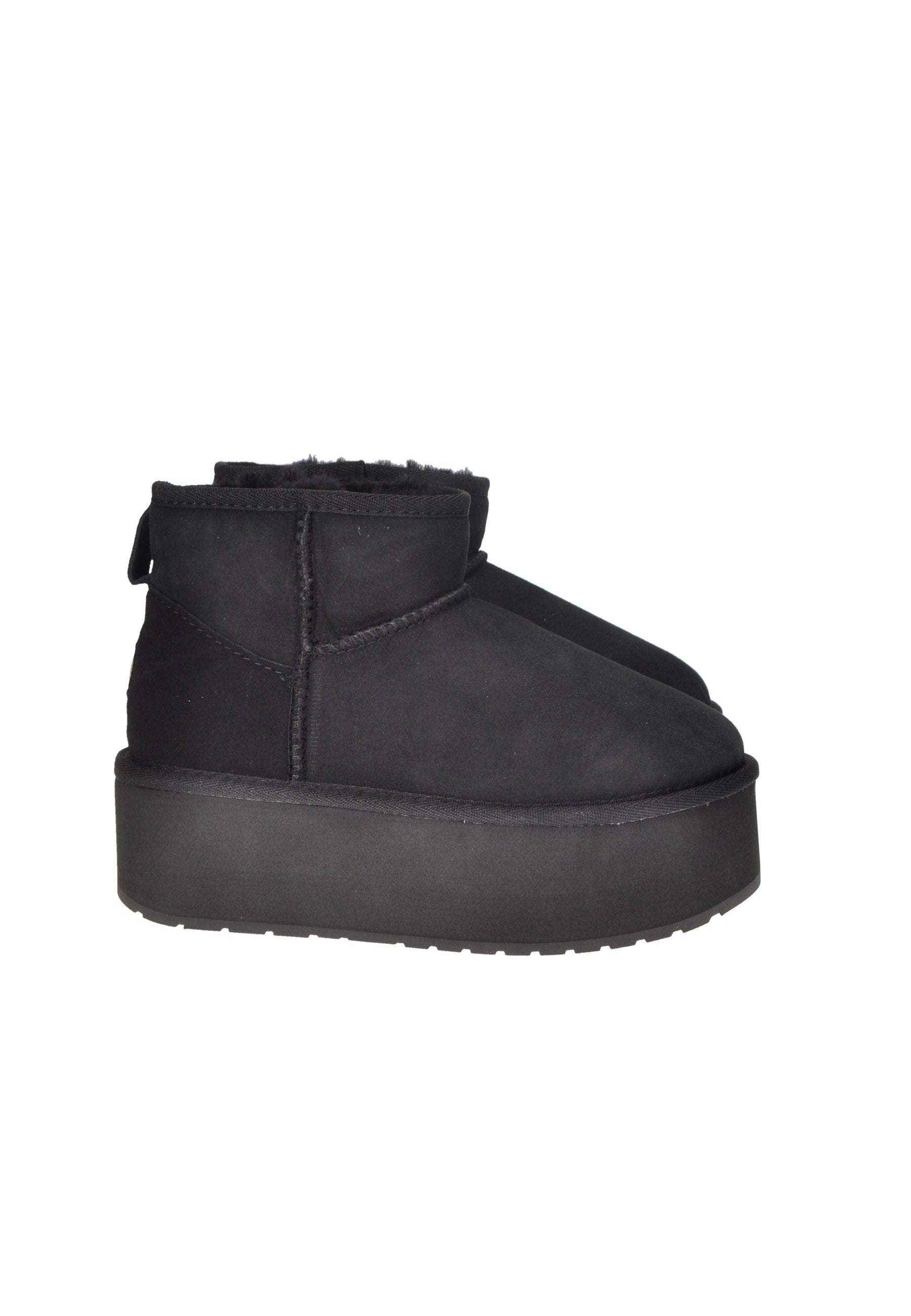 W13082 Boot EMU AUSTRALIA side view with micro flatform in black suede and soft Australian sheepskin lining.