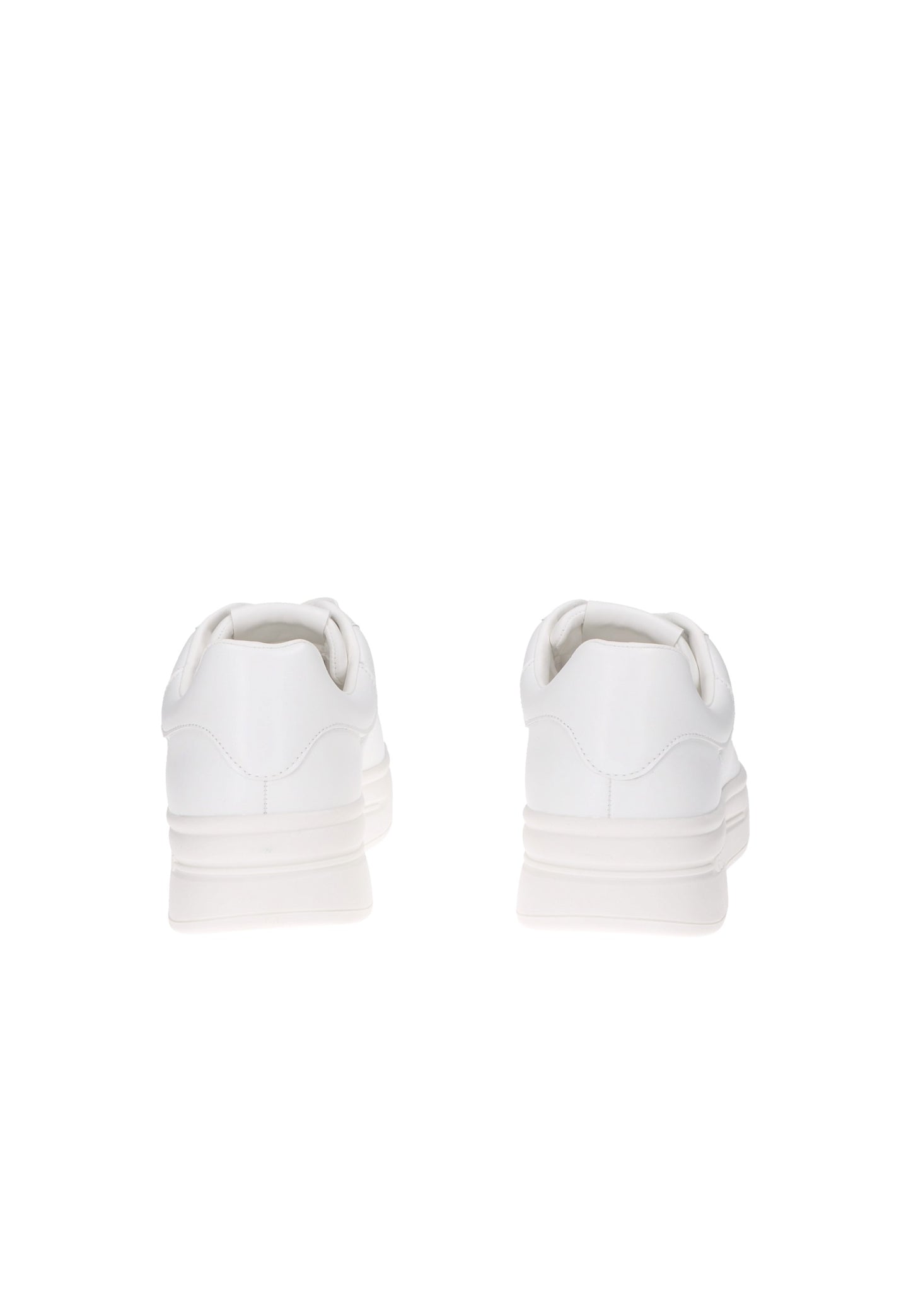 Back view of white leather GUESS Winno sneakers with cushioned soles and logo detailing.