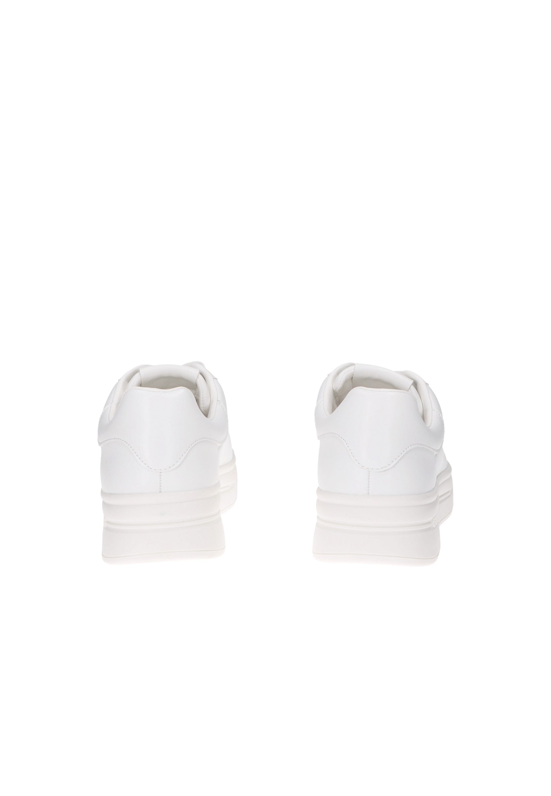 Back view of white leather GUESS Winno sneakers with cushioned soles and logo detailing.