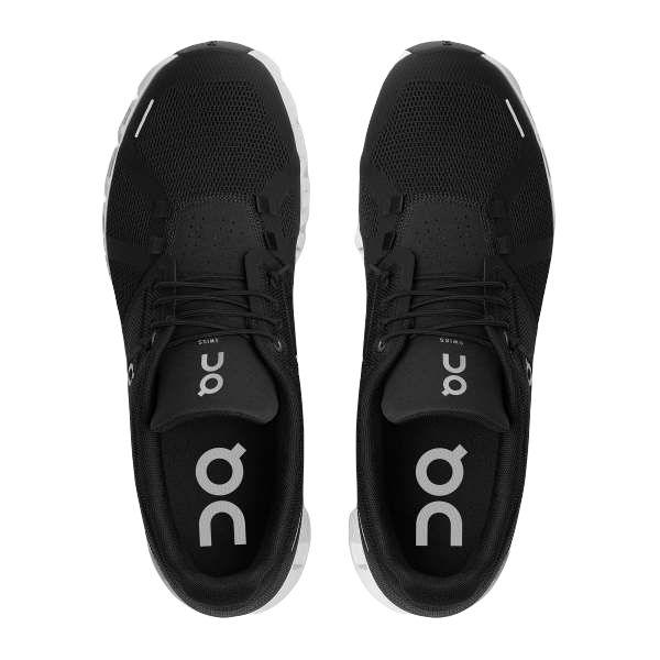 Scarpe Cloud 5 Uomo Black/White vista dall'alto, design elegante e materiali riciclati per una performance sostenibile.