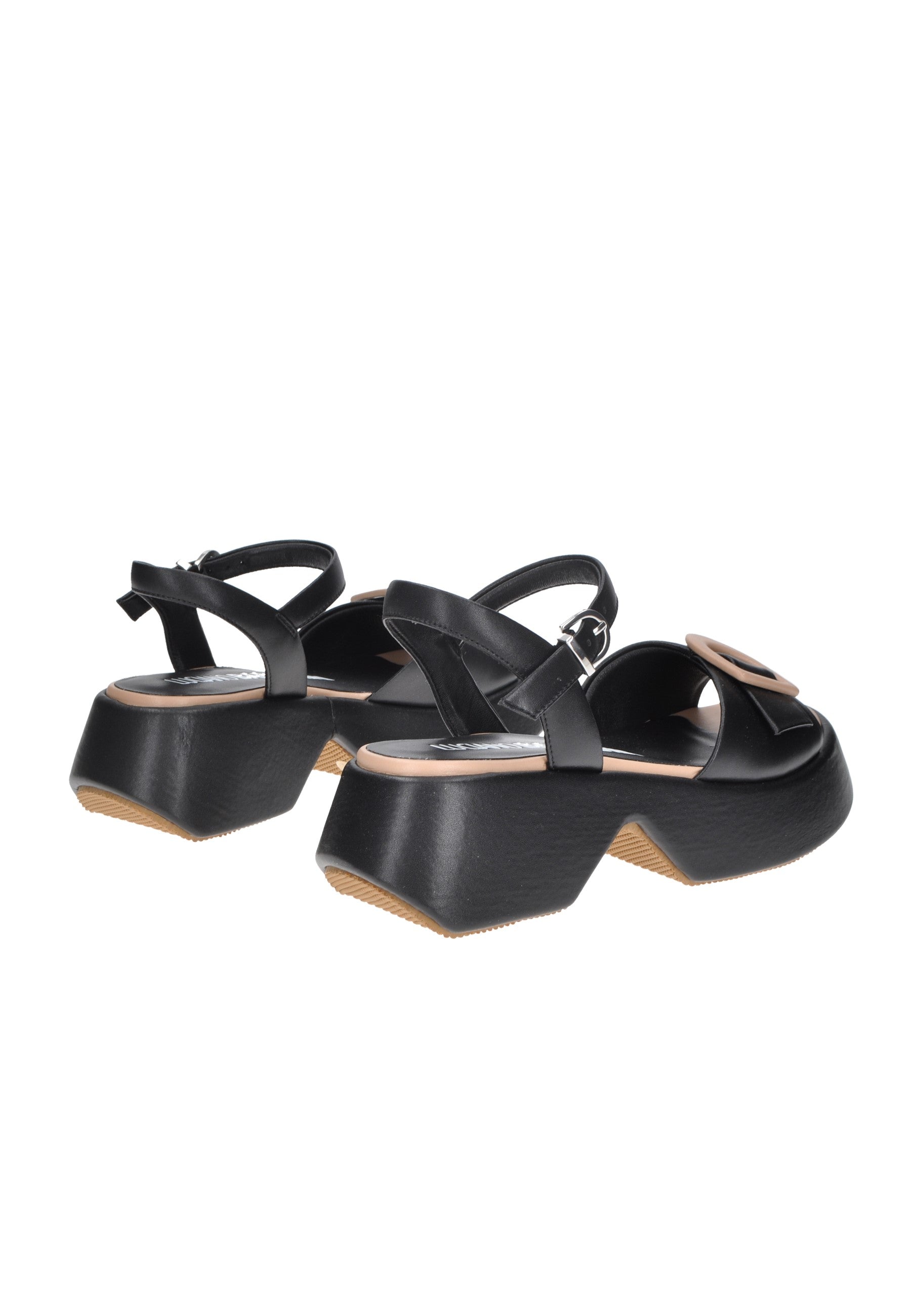 Sandalo LUCIANO BARACHINI in pelle nera con cinturino, suola alta e design quadrato.